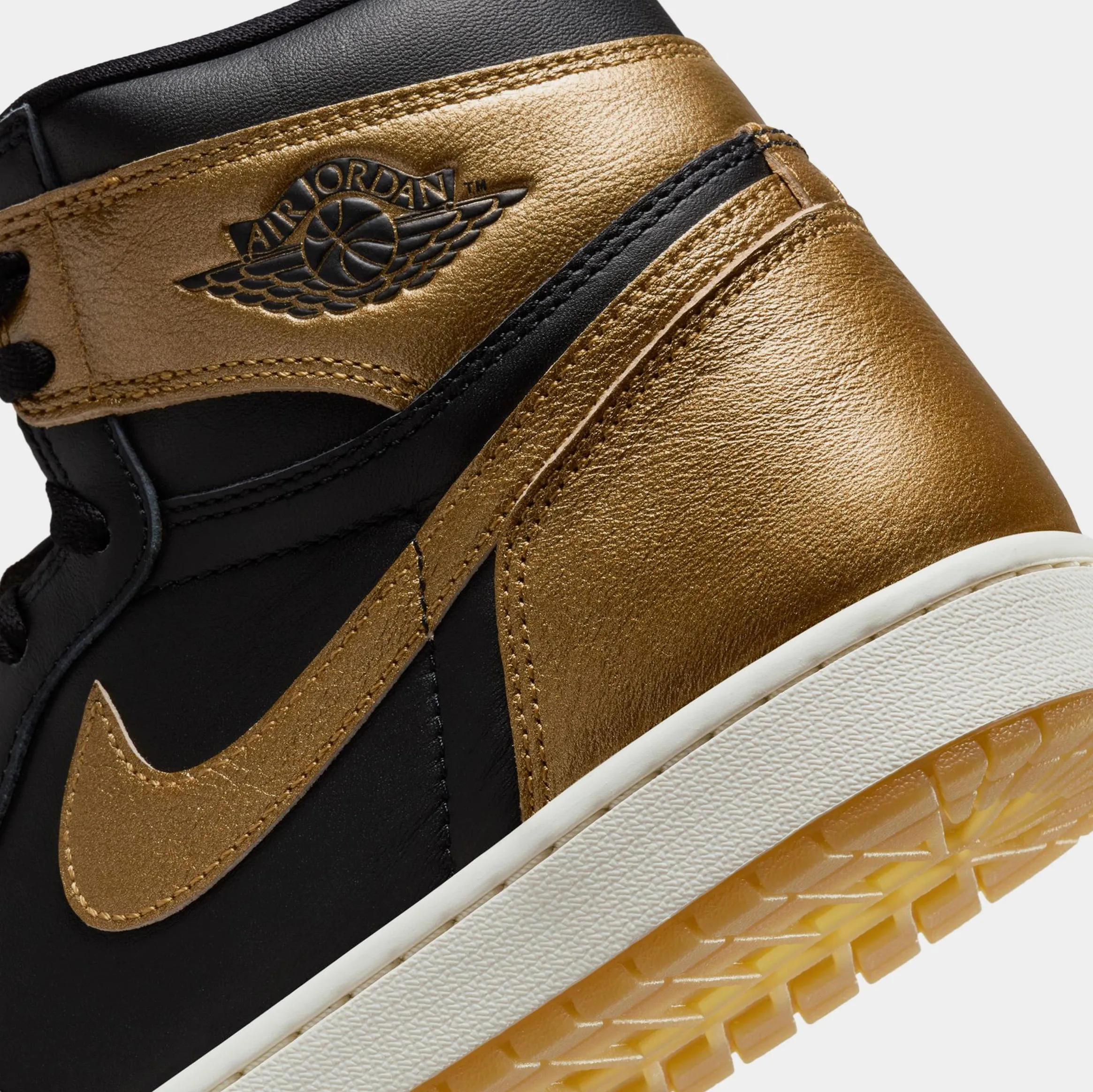 Air Jordan 1 Retro High OG Black And Gold Mens Lifestyle Shoes (Black/Metallic Gold/Sail)